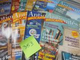 une pile de magazines sur laquelle est collée une étiquette jaune