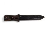 couteau gainé de cuir marron avec un manche noir sur fond blanc