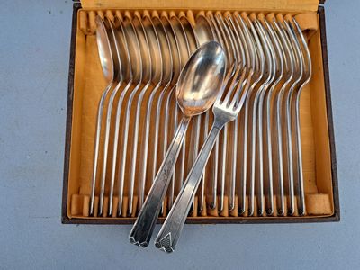 un service d'argenterie dans un coffret en bois contenant des cuillères