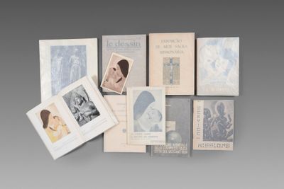 une image montrant une pile de vieux livres posés sur une table
