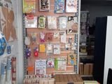 une étagère en bois sur laquelle sont posés de nombreux objets, dans une pièce