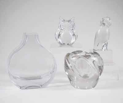 trois vases en verre transparent posés l'un à côté de l'autre sur une surface blanche