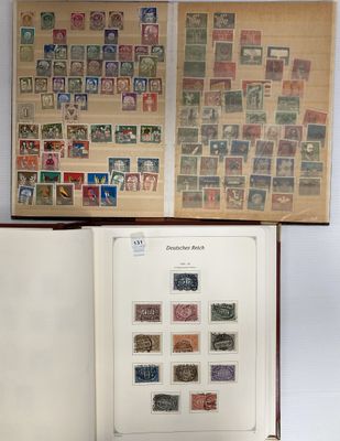 un livre ouvert avec des timbres, posé sur une table