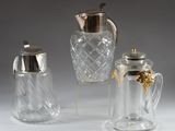 quatre pièces en verre et en argenterie, dont un pichet, un sucrier, un poivrier et une salière