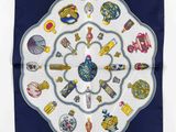 L'écharpe carrée bleue et blanche est ornée d'une illustration représentant divers objets.