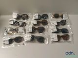 les nombreuses paires de lunettes de soleil posées sur la table