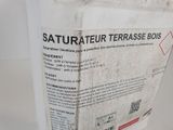 a white container with a label on it that says saturateur terrasse boiss