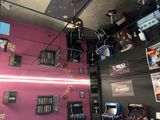 Il y a beaucoup de jeux vidéo accrochés au mur dans cette pièce.