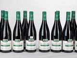 six bouteilles de vin alignées sur une table