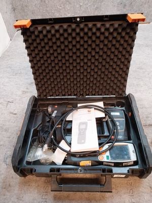 une mallette noire contenant un ordinateur portable et d'autres appareils électroniques