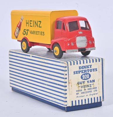un camion jouet posé sur une boîte