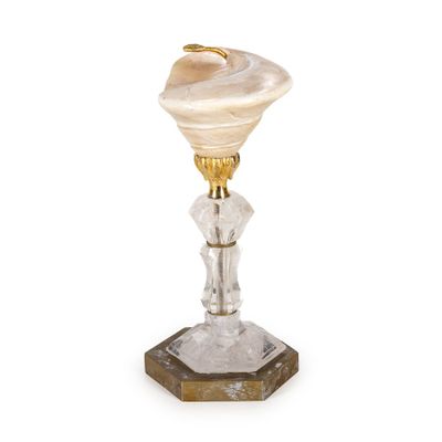 une image représentant un bougeoir en verre surmonté d'un coquillage