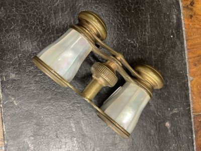 paire de jumelles anciennes en laiton et verre nacré