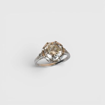 gros plan d'une bague en diamant sur une surface blanche