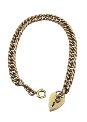 un gros plan d'un bracelet orné d'un cœur