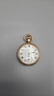 une montre de poche ancienne avec des chiffres romains et des chiffres romains sur le cadran