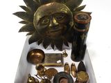 une photo représentant une boîte contenant des objets anciens posée sur une surface blanche