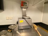 une photo d'une cuisine où l'on voit de nombreux ustensiles de cuisine posés sur le plan de travail