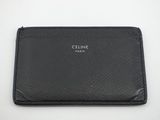 un sac à main noir posé sur une table blanche