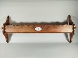 une étagère en bois ornée d'un motif floral