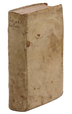 un vieux livre posé sur une surface blanche à côté d'un fond blanc