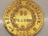 une pièce d'or ornée d'une couronne sur l'avers