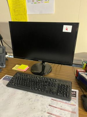 un écran d'ordinateur et un clavier posés sur un bureau dans un bureau