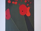 une photo d'un tableau représentant des fleurs rouges sur un mur blanc