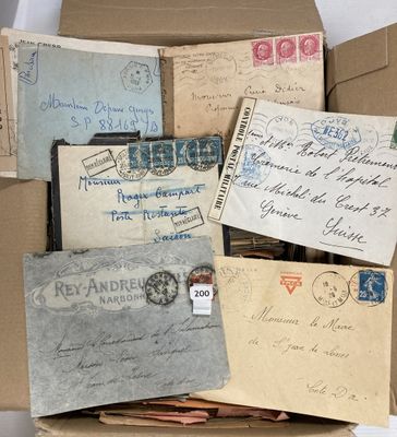 une boîte remplie de vieilles lettres et d'enveloppes posée sur une table