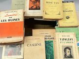 plusieurs livres sont empilés sur une table