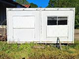 l'ombre d'une personne debout devant un bâtiment blanc