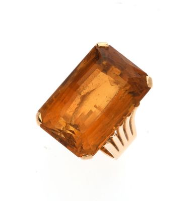 une image représentant une bague ornée d'une grosse citrine facettée