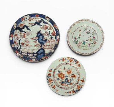 trois assiettes chinoises ornées d'oiseaux et de fleurs sur fond blanc