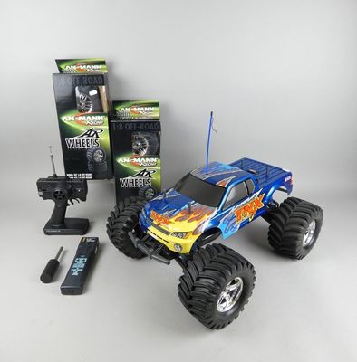 un monster truck télécommandé posé sur une table