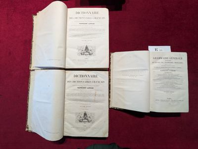 trois livres ouverts posés sur une table recouverte d'un tissu rouge