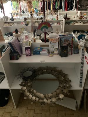 une petite table sur laquelle est posé un miroir