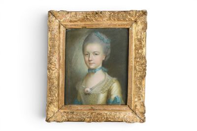 portrait d'une femme en robe bleue dans un cadre doré