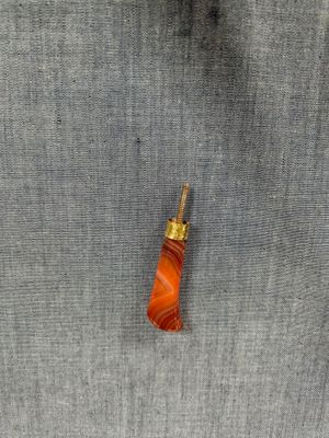 Un pommeau d'ombrelle en agate, bague qui ne tient plus