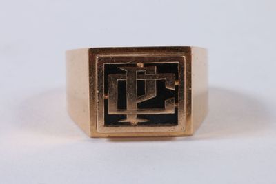 Gros plan sur une bague en or ornée d'une croix