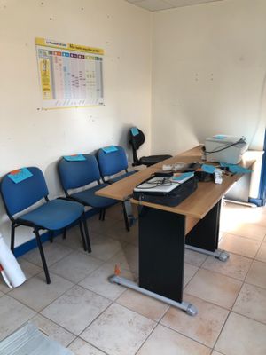 une pièce avec des chaises et une table sur laquelle se trouve un ordinateur