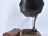 un vieux gramophone avec un coffret en bois à côté