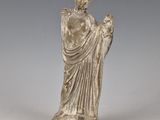l'image d'une statue de femme tenant un oiseau