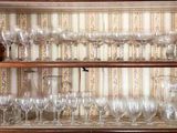 une étagère en bois sur laquelle sont posés de nombreux verres