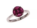 une photo en gros plan d'une bague sertie d'une pierre rose