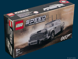 une boîte de voitures de course Lego sur fond bleu