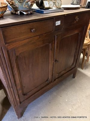 une armoire en bois sur laquelle est posé un bol