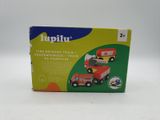 une boîte contenant un camion de pompiers miniature et un vrai camion de pompiers
