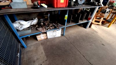 tout un tas d'outils sur une étagère dans un garage