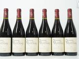 six bouteilles de vin sont alignées dans une rangée