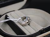 une bague dans un écrin, entourée d'un cordon